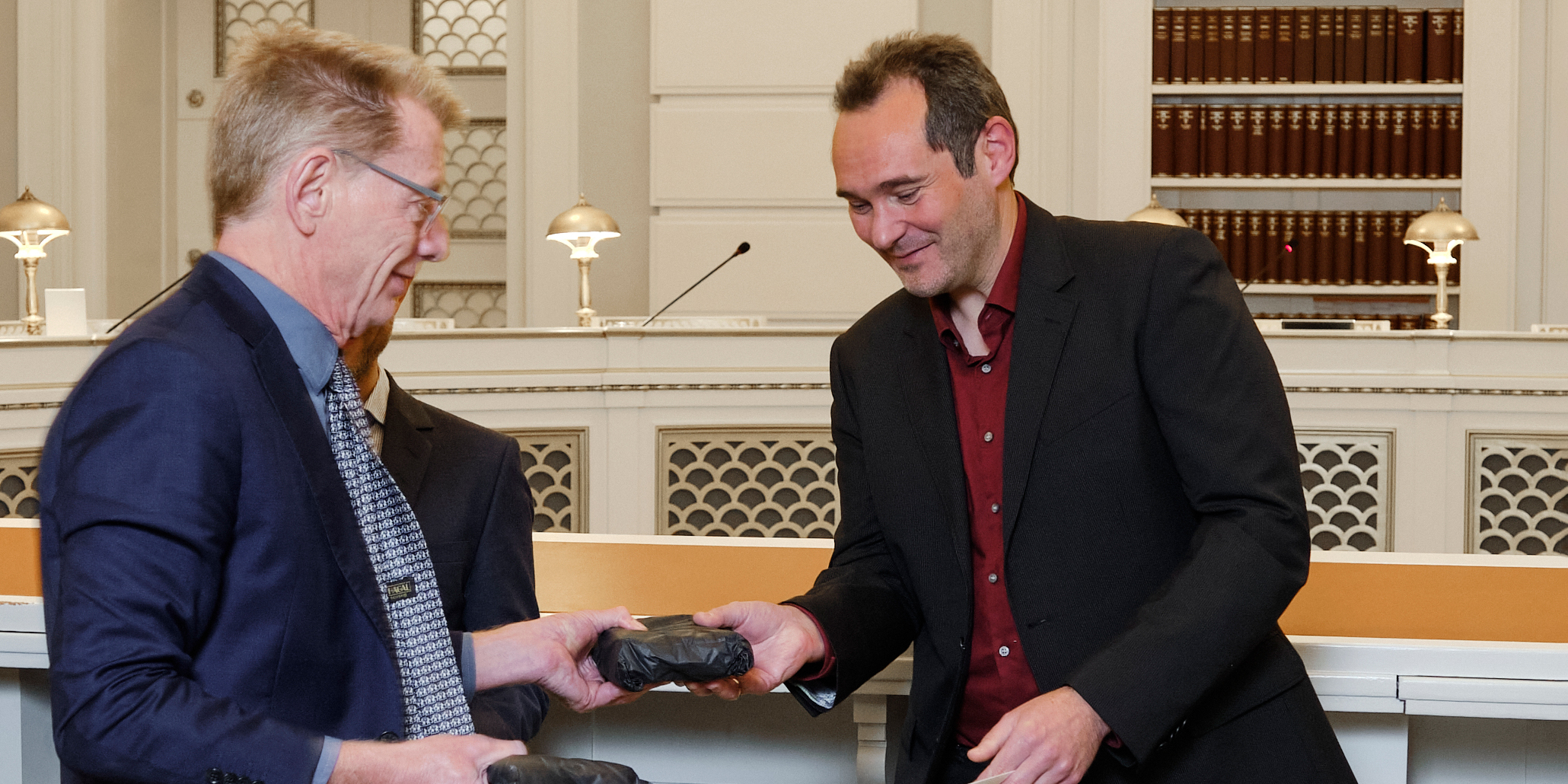 Michael Galili being awarded Jorcks Research Award by Supreme Court President Thomas Rørdam. Photo: Peter Nørby